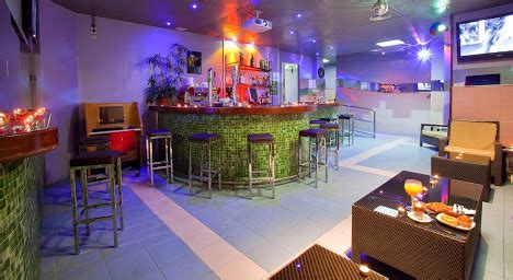 locales gay sevilla|Guía Gay Sevilla: Bares, discotecas, saunas 